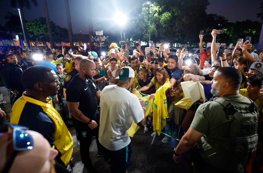 Neymar atende torcedores na-chegada da Seleção Brasileira na Flórida