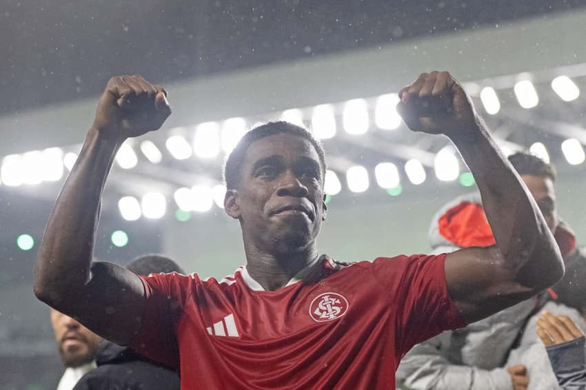 Félix Torres vive bom momento no Internacional (Foto: Max Peixoto/DiaEsportivo/Folhapress)