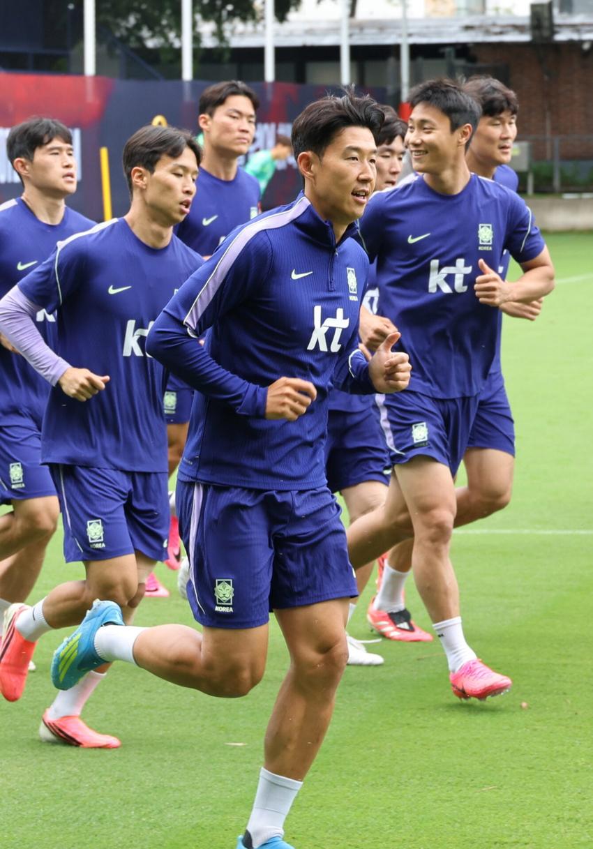 Son durante treino da Coreia do Sul para a Copa do Mundo.  (Foto: Agência Efe/Folhapress)