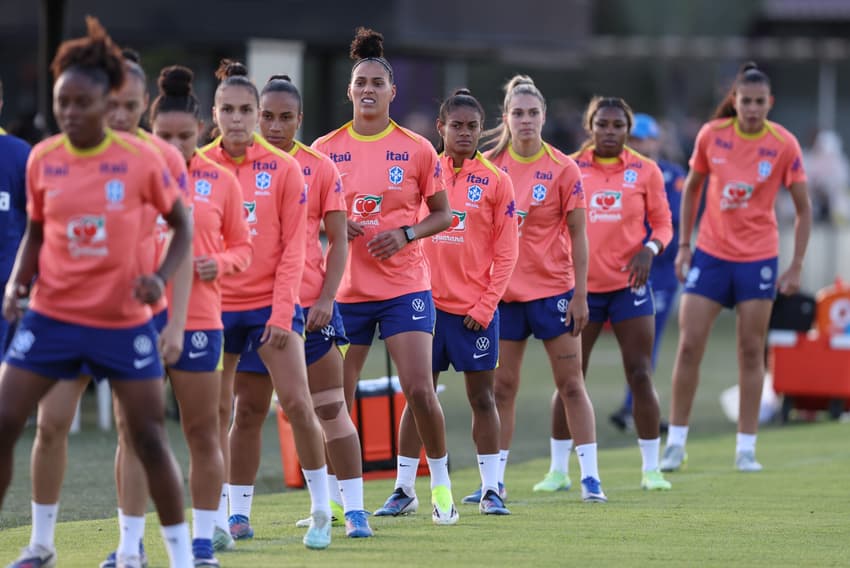 Amanda Gutierres e Tainá Maranhão durante treino da Seleção Brasileira em São Paulo. (Lívia Villas Boas/CBF)