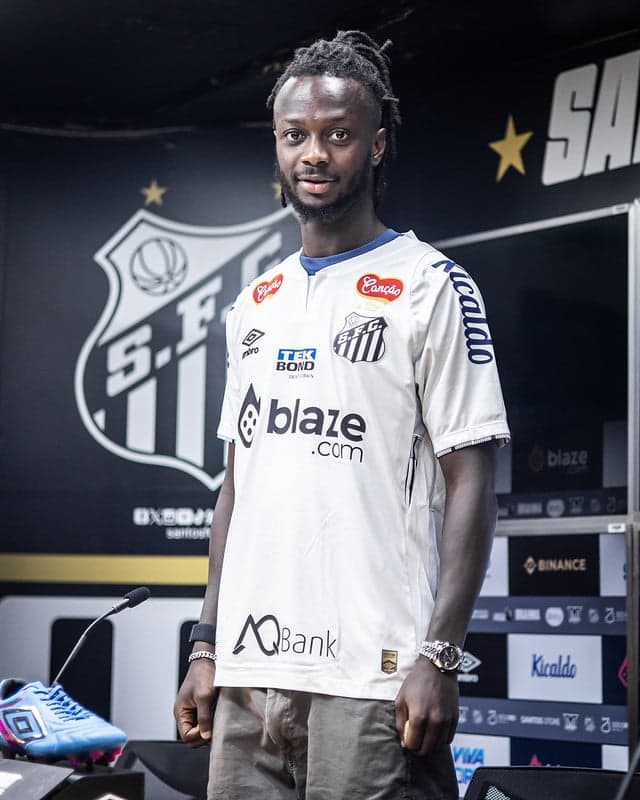 Coletiva de apresentação do atleta Yusupha Njie em setembro de 2024. (Foto: Raul Baretta/ Santos FC)