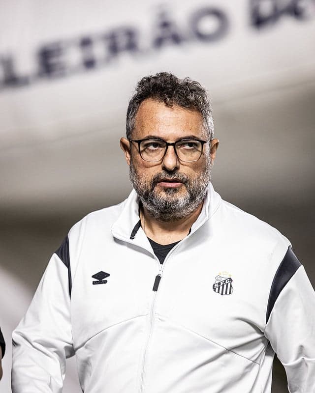 Alexandre Mattos durante viagem com a delegação do Santos. (Foto: Raul Baretta/ Santos FC)