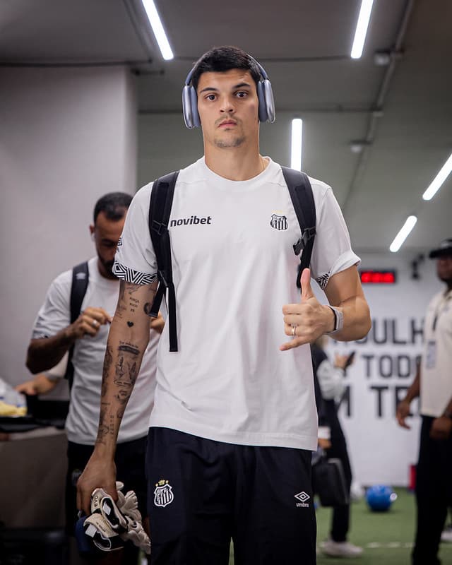 Gabriel Brazão chegando na Vila Belmiro para duelo pela Sul-Americana. (Foto: Raul Baretta/ Santos FC)