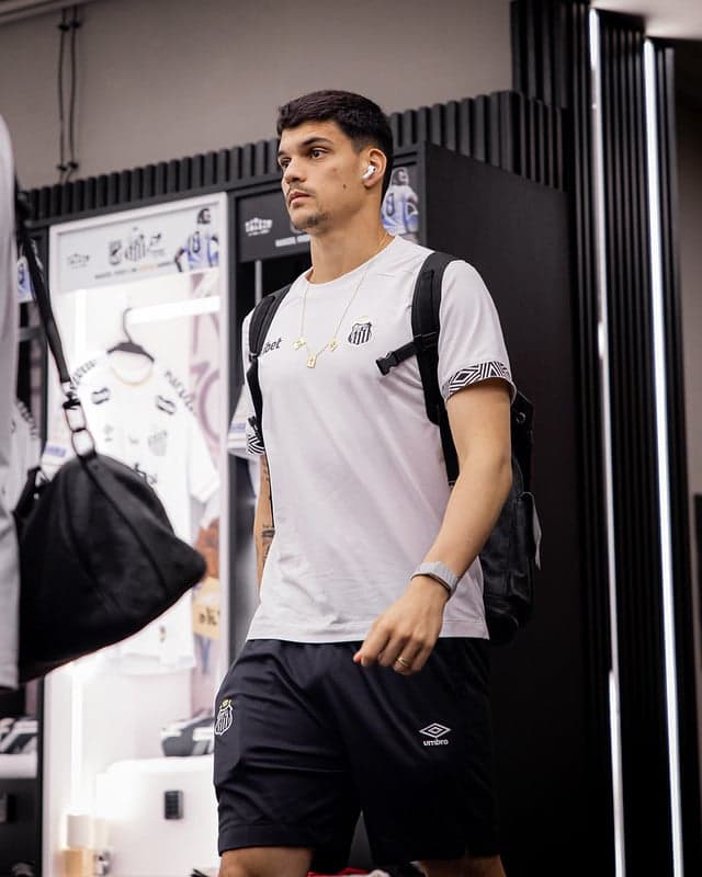 Gabriel Brazão durante entrada do time do Santos no vestiário da Vila Belmiro. (Foto: Raul Baretta/ Santos FC)