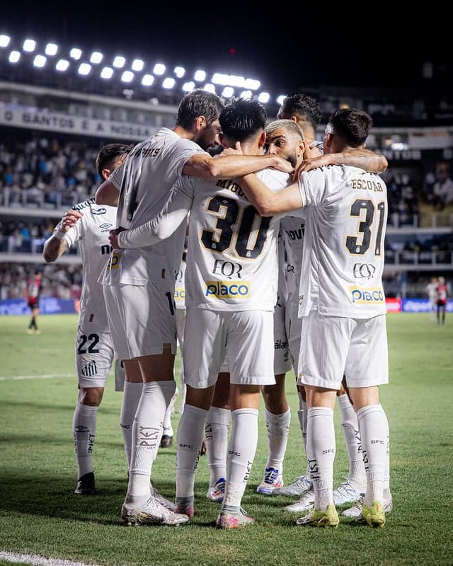 Elenco do Santos comemora gol na Vila Belmiro. (Foto: Raul Baretta/ Santos FC)