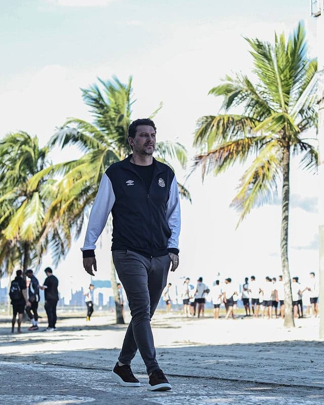 Elano durante treino na praia de Santos com os Meninos da Vila. (Foto: Reinaldo Campos/ Santos FC)