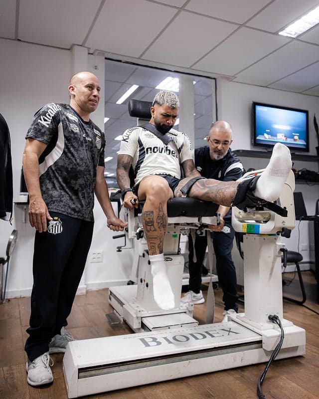 Gabigol realiza exames médicos no CT Rei Pelé. (Foto: Raul Baretta/ Santos FC)