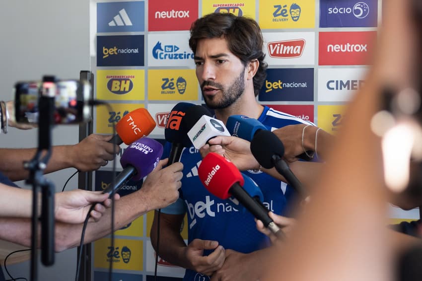 Lucas Silva dando entrevista na Toca da Raposa II (Foto: Gustavo Aleixo/Cruzeiro) 