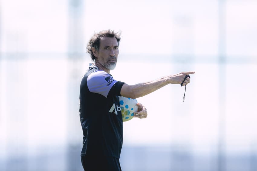 Eduardo Domínguez comanda treino na Cidade do Galo (Foto: Pedro Souza / Atlético)