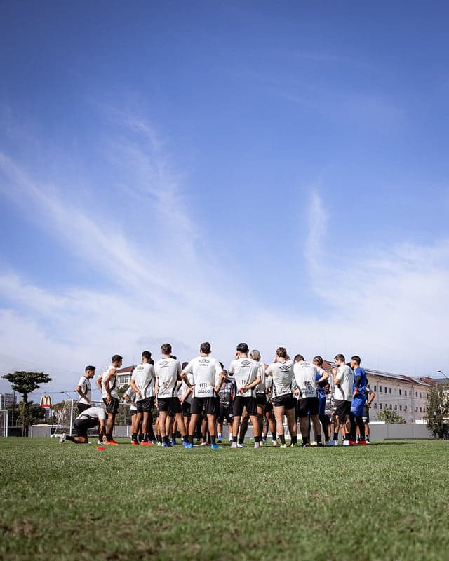 Elenco do Santos durante treino no CT Rei Pelé. (Foto: Raul Baretta / Santos FC)
