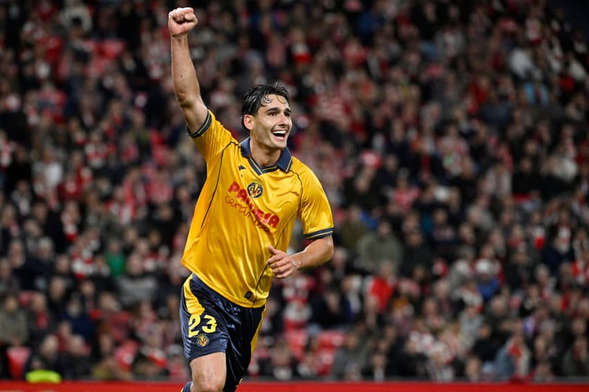 O zagueiro espanhol do Villarreal, Sergi Cardona, na rodada retrô do Campeonato Espanhol