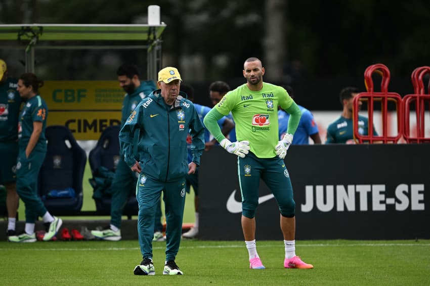 Weverton com Ancelotti no treino do Brasil