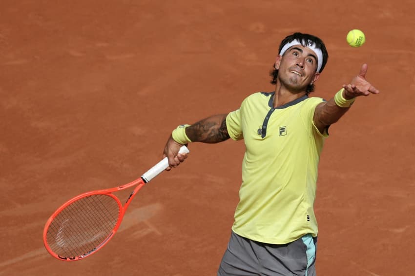 O argentino Francisco Comesana na derrota para o italiano Matteo Berrettini  (Foto: Dimitar DILKOFF / AFP)