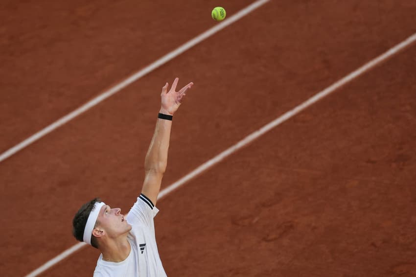 O tcheco Jakub Mensik na vitória sobre o russo Andrey Rublev em Roland Garros (Foto: Thomas SAMSON / AFP)