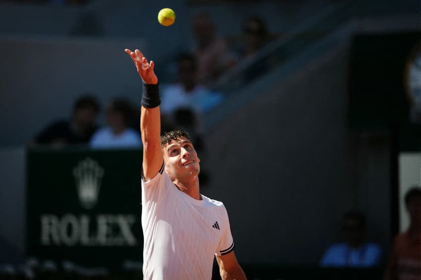 O argentinio Juan Manuel Cerundolo saca na derrota para o italiano Matteo Berrettini (Foto: Dimitar DILKOFF / AFP)