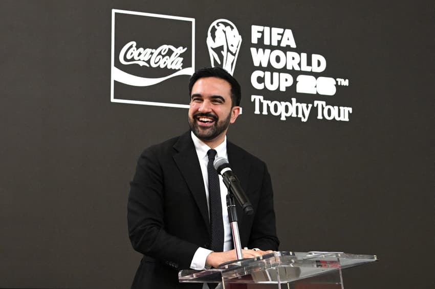 O prefeito de Nova York, Zohran Mamdani, discursando durante a turnê do troféu da Copa do Mundo da Fifa, na cidade de Nova York. (Foto: Bryan Bedder / GETTY IMAGES NORTH AMERICA / Getty Images via AFP)