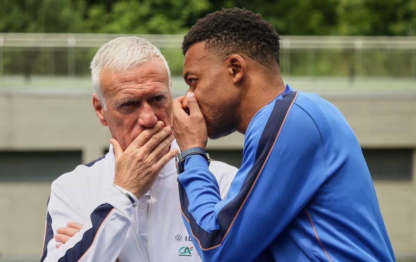 Mbappé e Deschamps na apresentação da França (Foto: Thomas Padilla / POOL / AFP)