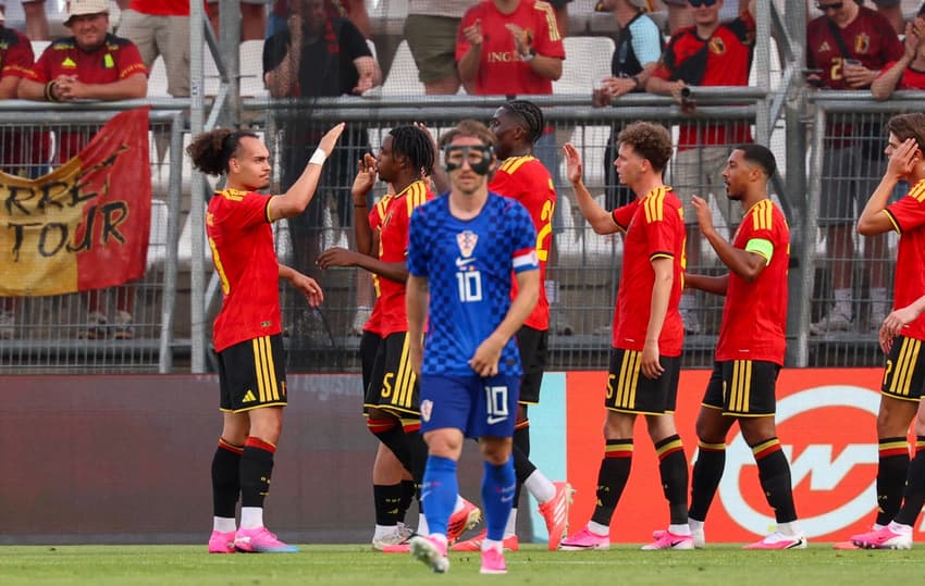 Jogadores da Bélgica comemoram após marcarem um gol durante o amistoso internacional de futebol entre Croácia e Bélgica, no Estádio Rujevica, em Rijeka (Foto: Marko Perkov / AFP)