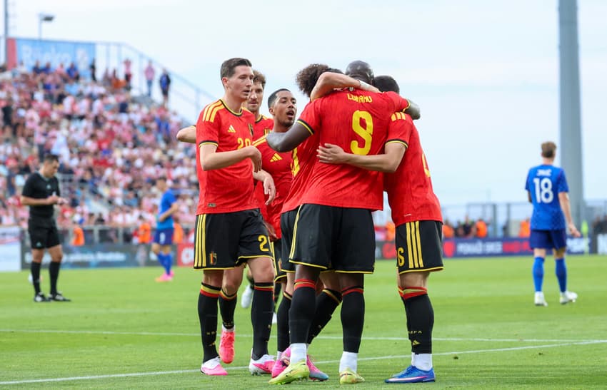Jogadores belgas comemoram um gol do atacante Romelu Lukaku, camisa 9, durante o amistoso internacional entre Croácia e Bélgica, no Estádio Rujevica, em Rijeka (Foto: Marko Perkov / AFP)