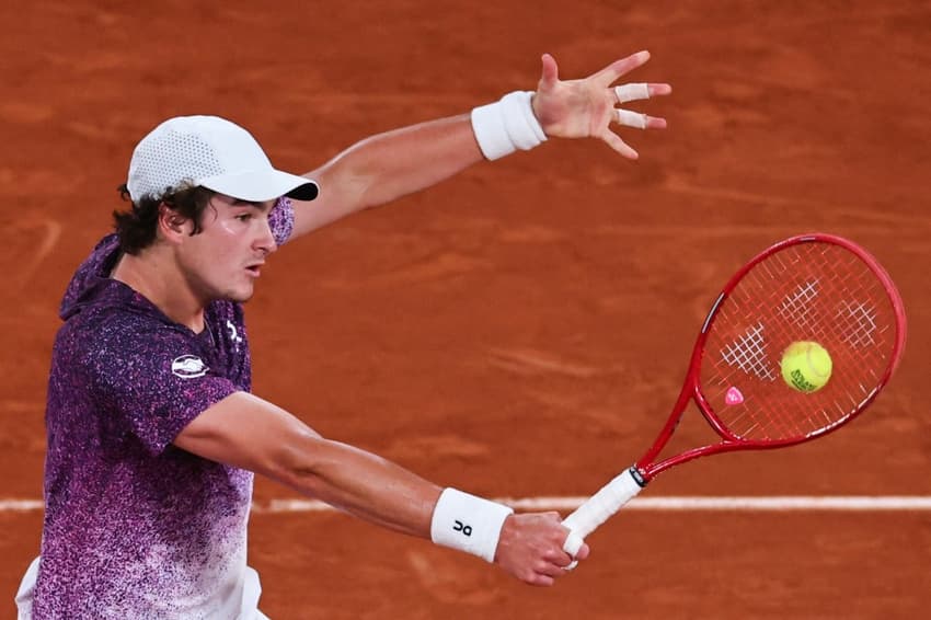 João Fonseca na partida contra o tcheco Jakub Mensik (Photo by Anne-Christine POUJOULAT / AFP)