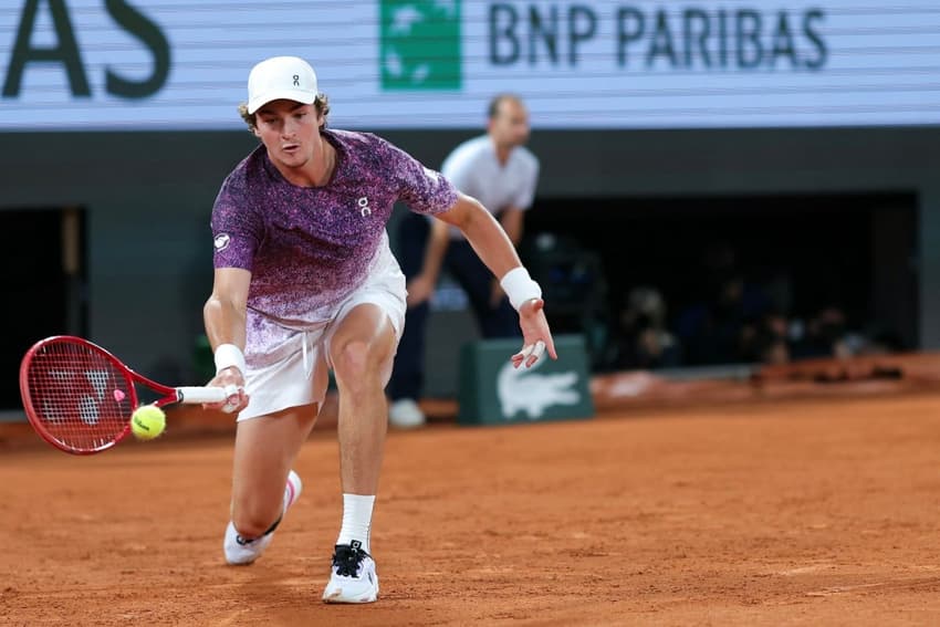 João Fonseca nas quartar de final contra o tcheco Jakub Mensik em Roland Garros (Foto: Thomas SAMSON / AFP)