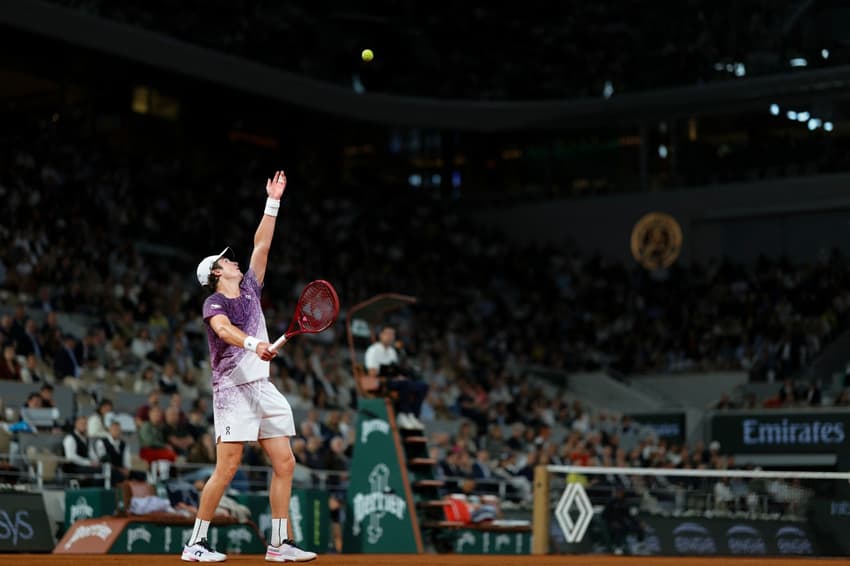João Fonseca saca na derrota para o tcheco Jakub Mensik em Roland Garros (Foto: Thomas SAMSON / AFP)