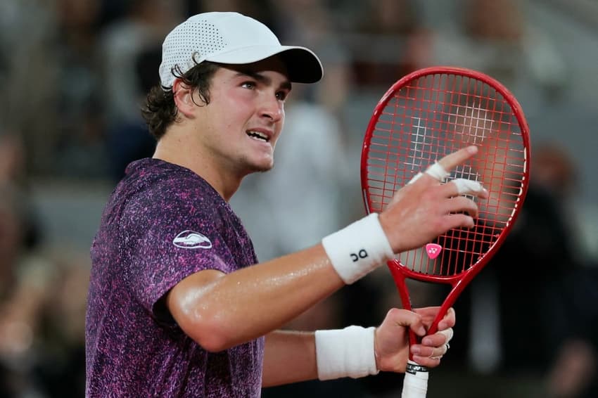 João Fonseca gesticula na derrota para o tcheco Jakub Mensik em Roland Garros (Foto: Thomas SAMSON / AFP)