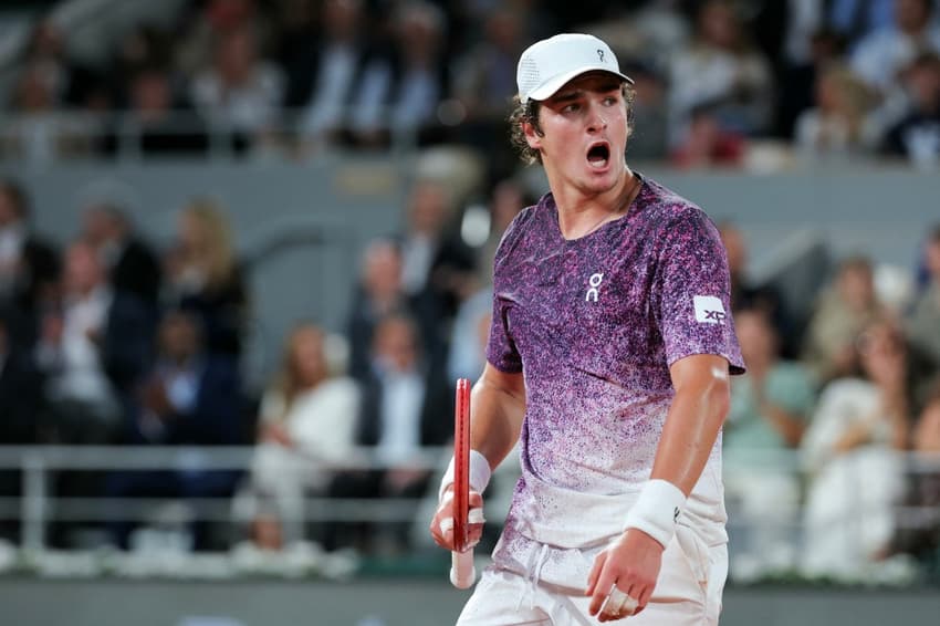 João Fonseca comemora ponto na derrota para o tcheco Jakub Mensik em Roland Garros (Foto: Thomas SAMSON / AFP)