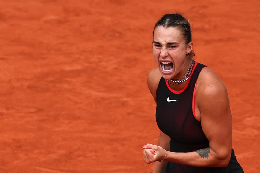 Aryna Sabalenka reage após um ponto em partida contra Diana Shnaider pelas quartas de final de simples feminina no 11º dia do torneio de tênis de Roland Garros, na quadra Philippe-Chatrier, em Paris (Foto: Anne-Christine Poujoulat / Afp)