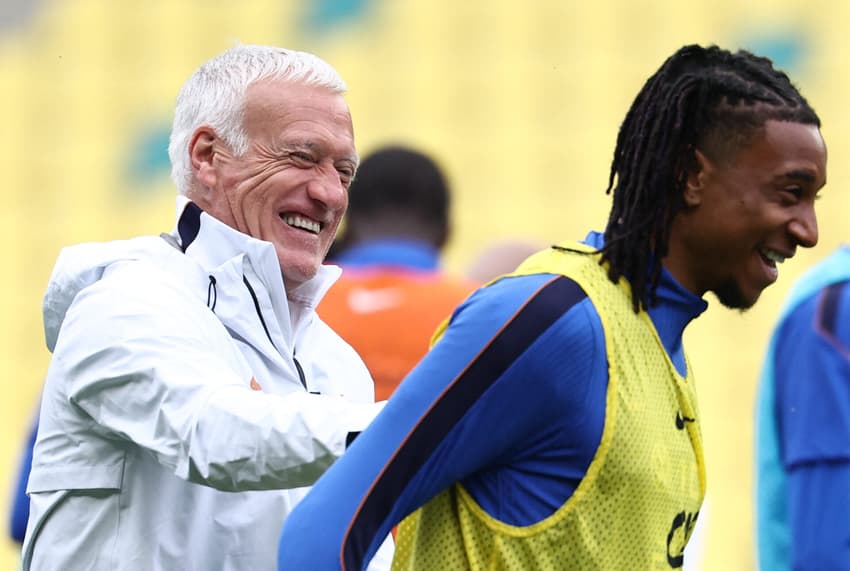 Deschamps e Olise em treino da França (Foto: FRANCK FIFE / AFP)