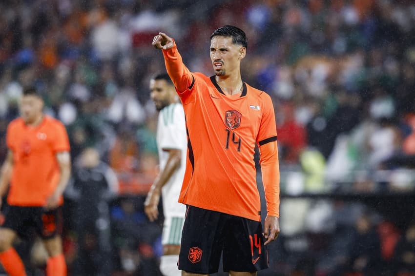 Tijjani Reijnders durante derrota da Holanda por 1 a 0 para a Argélia em amistoso antes da Copa do Mundo. (Foto: Bas Czerwinski / ANP / AFP)