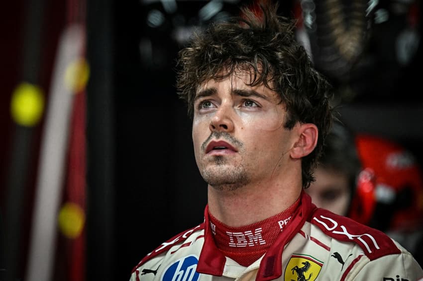 O piloto monegasco da Ferrari, Charles Leclerc, reage na garagem enquanto olha para os resultados após participar do primeiro treino livre no circuito de rua de Mônaco, antes do Grande Prêmio de Mônaco de Fórmula 1 (Foto: Gabriel Bouys / Afp)