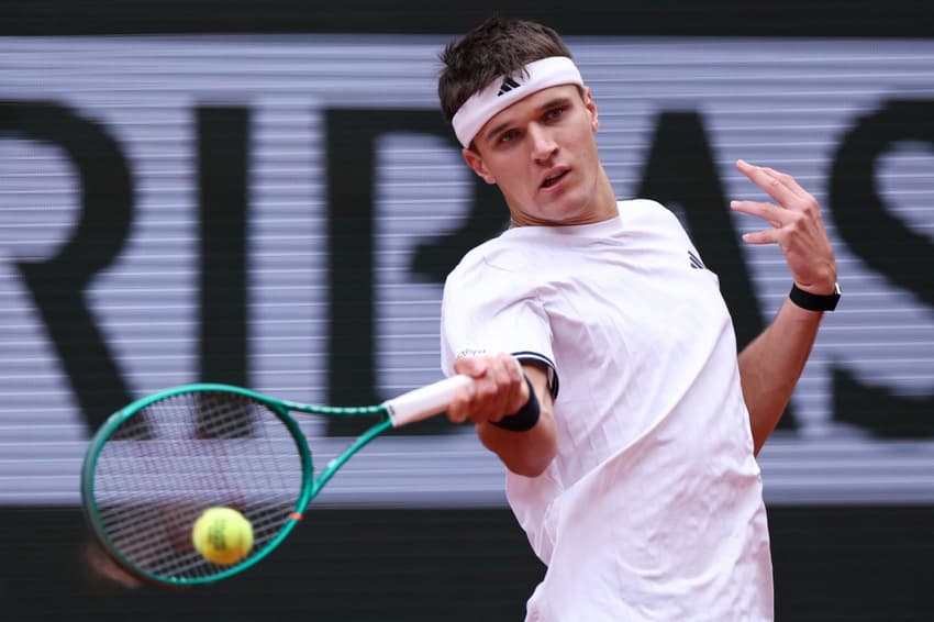 O tcheco Jakub Mensik na partida contra o alemão Alexander Zverev em Roland Garros (Foto: Alain JOCARD / AFP)