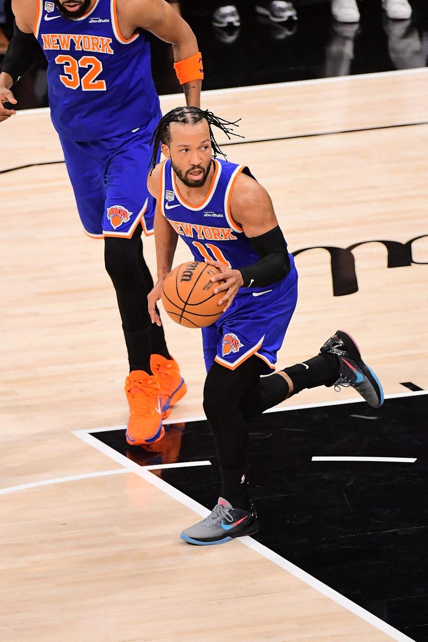 Jalen Brunson, dos Knicks, conduz a bola no jogo 2 das finais da NBA contra os Spurs (Foto: Foto por ADAM PANTOZZI / NBAE / GETTY IMAGES)