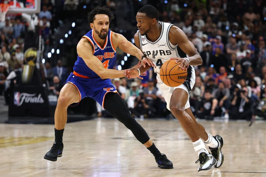De'Aaron Fox, dos Spurs, é marcado por Landry Shamet, dos Knicks, no jogo 2 das finais da NBA (Foto: Foto por GREGORY SHAMUS / GETTY IMAGES)