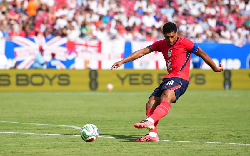 Bellingham em amistoso entre Inglaterra e Nova Zelândia  (Foto: Rich Storry / Getty Images via AFP)