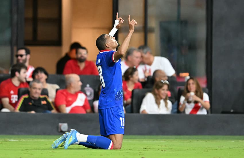 Wilson Isidor comemora gol marcado pelo Haiti contra o Peru (Foto: CHANDAN KHANNA / AFP)