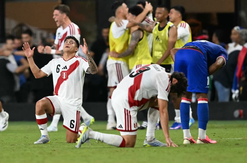 Jesus Prettel comemora vitória do Peru sobre o Haiti (Foto: CHANDAN KHANNA / AFP)