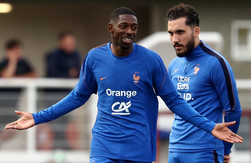 Dembélé observado por Cherki durante treino da França (Foto: FRANCK FIFE / AFP)
