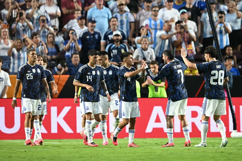 Jogadores da Argentina comemorando vitória sobre Honduras (Foto: Ronaldo Schemidt / AFP)