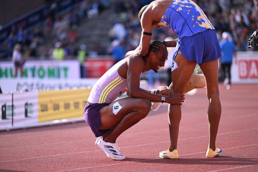 Alison dos Santos e Matheus Lima celebram a dobradinha brasileira em Estocolmo (Foto: Jonathan Nackstrand / AFP)