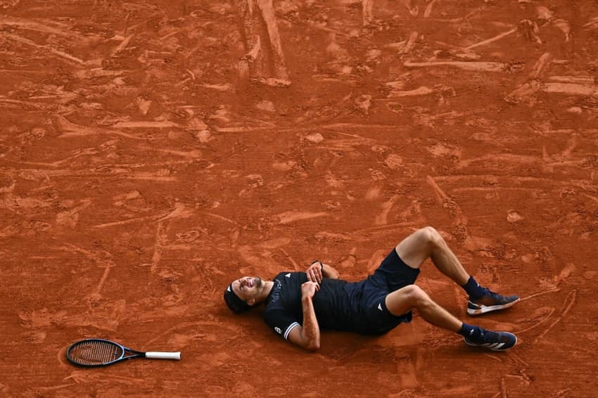 A emoção do alemão Alexander Zverev ao vence, em Roland Garros, o primeiro Grand Slam (Foto: JULIEN DE ROSA / AFP)