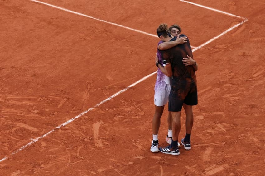 O italiano Flávio Cobolli abraça o alemão Alexander Zverev após a final em Roland Garros (Foto: Thomas SAMSON / AFP)