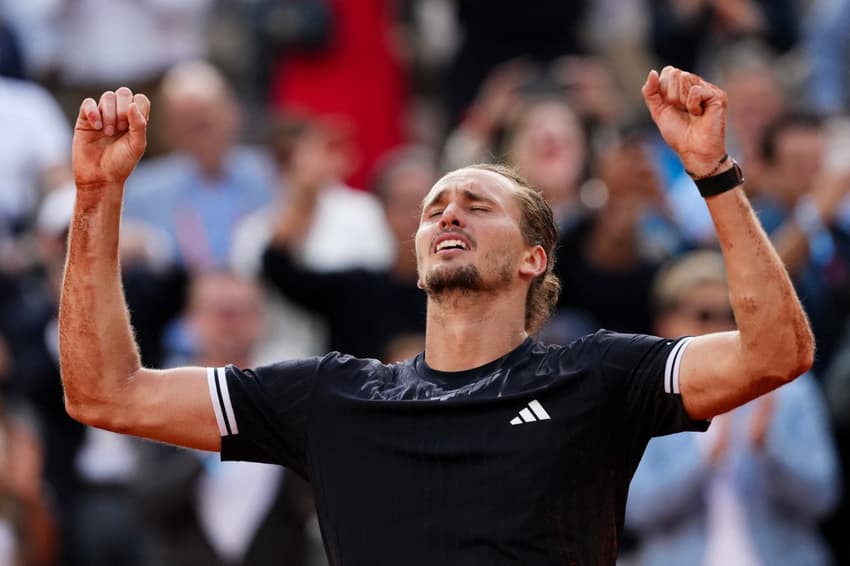 A emoção do alemão Alexander Zverev ao vence, em Roland Garros, o primeiro Grand Slam (Foto: Dimitar DILKOFF / AFP)