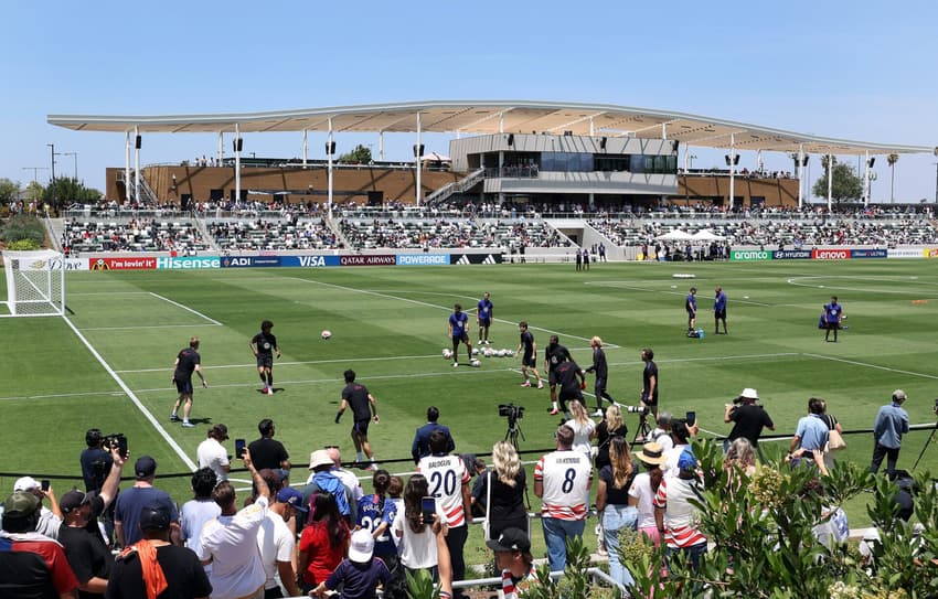 Equipe norte-americana treina diante da torcida (Foto: JAMIE SQUIRE / Getty Images via AFP)