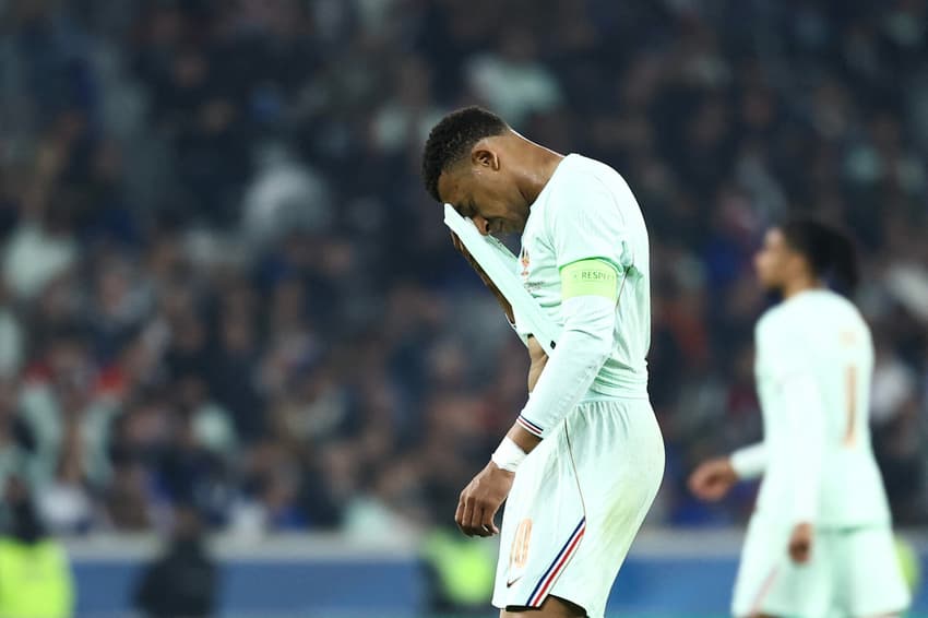 Mbappé, com Olise ao fundo, na partida da França (Foto: Sameer AL-DOUMY / AFP)