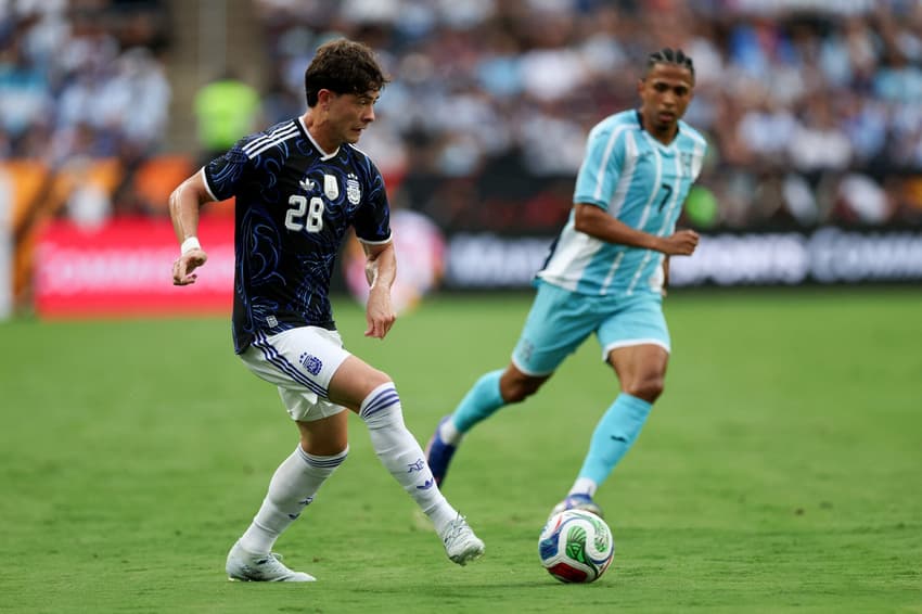 Agustín Giay atuando como titular contra Honduras.