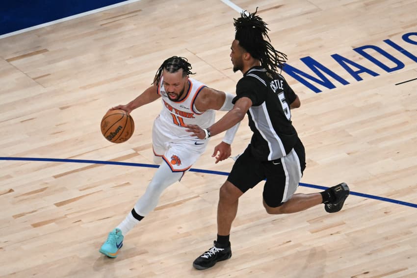 Jalen Brunson, dos Knicks, é marcado por Stephon Castle, dos Spurs, no jogo 3 das finais da NBA (Foto: SAUL LOEB / AFP)
