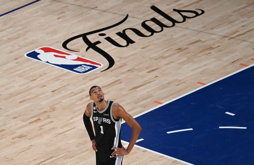 Wembanyama, dos Spurs, olha para o telão do Madison Square Garden no jogo 3 das finais da NBA (Foto: SAUL LOEB / AFP)