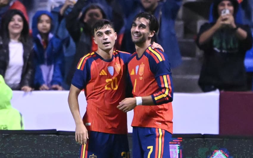 Ferran Torres e Pedri comemorando gol da Espanha (Foto: Carl de Souza/AFP)